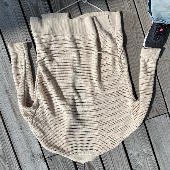 Gap Cotton Crochet Sweater Size Tan color. Small EUC - Picture 6 of 8